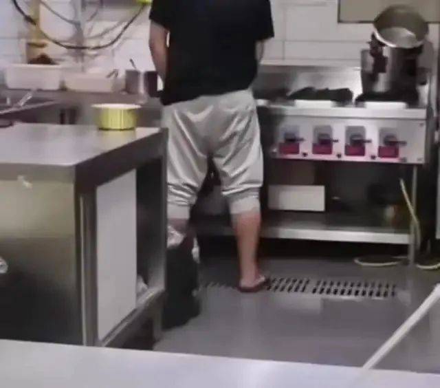 太恶心！员工在后厨小便，网友：逆天！深圳有加盟店